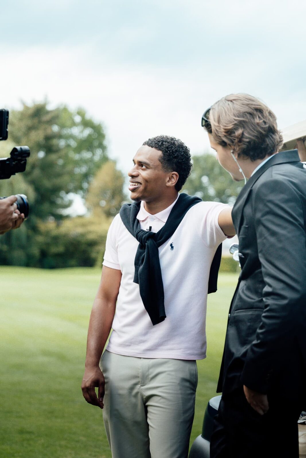 Ekow en Titus op set naast de golfkar