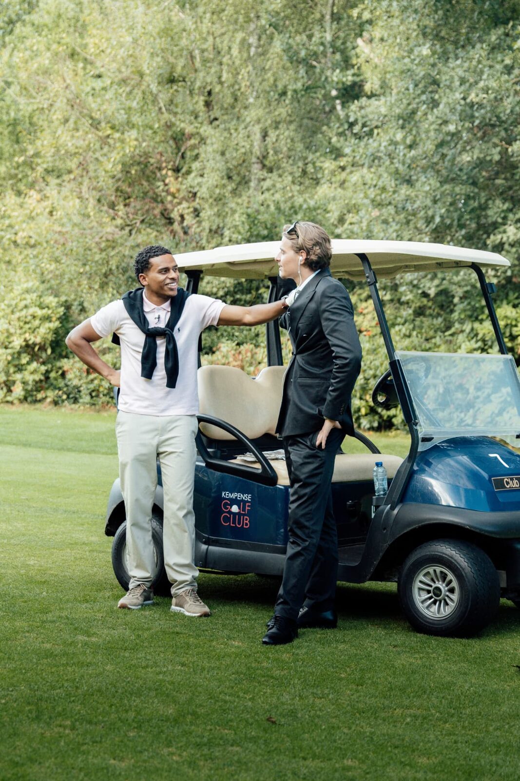 Ekow en Titus op set naast de golfkar