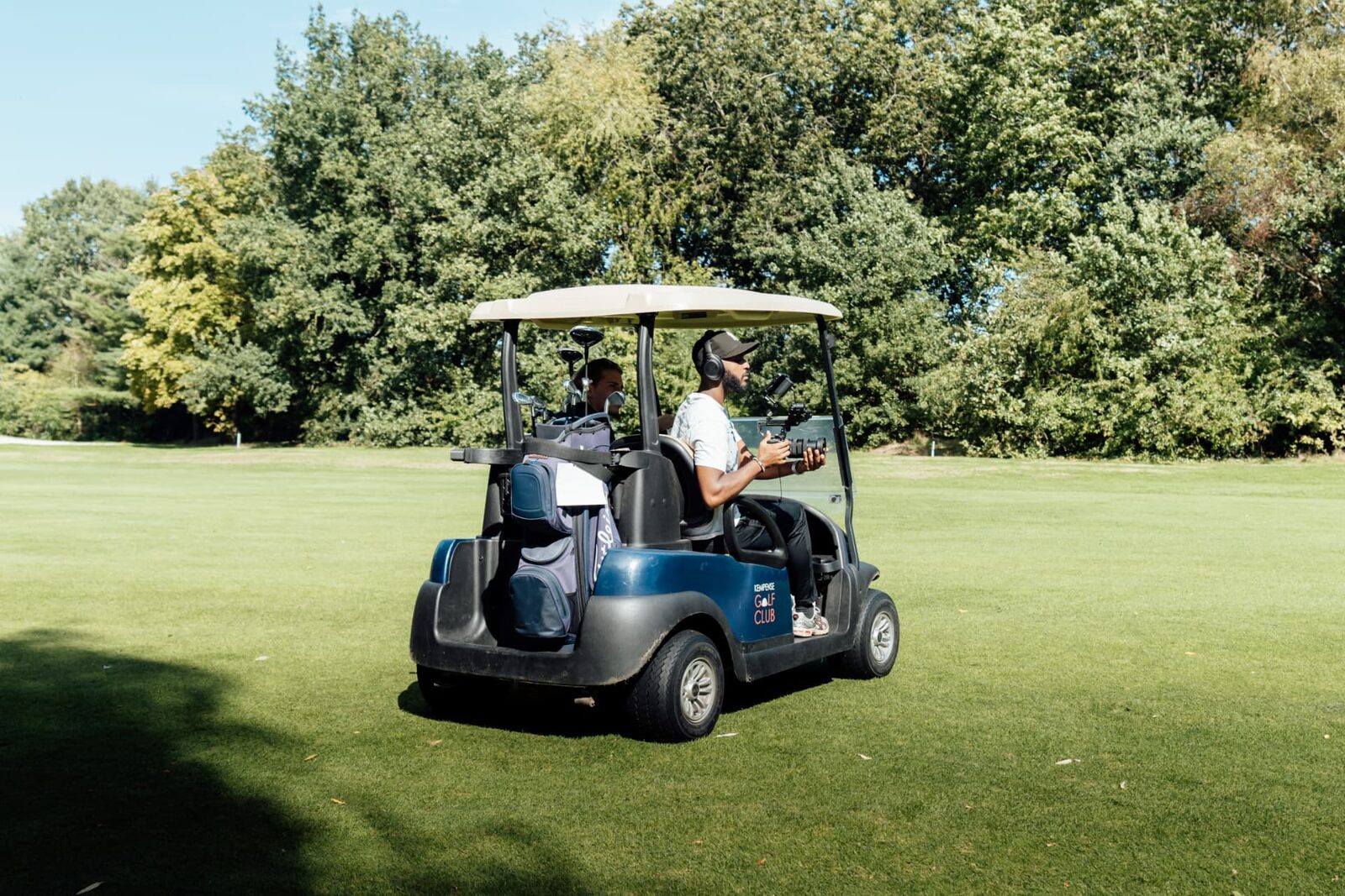 Opname vanuit een golfkar tijdens een draaidag van Lome